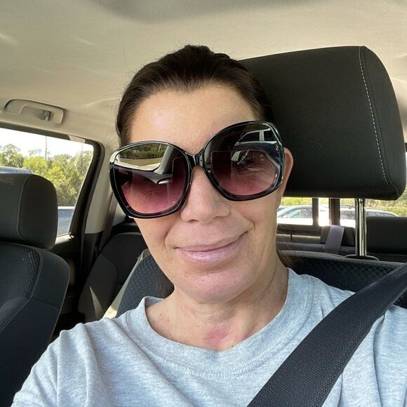 Becky Gold Poshmark Ambassador 22 - Picture 3 of 9